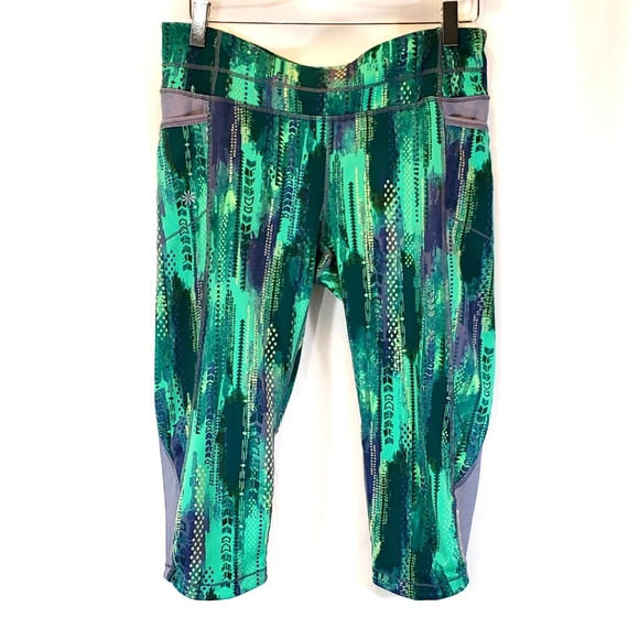 Athleta Pants - Athleta Green Arrow Be Free Kicker Workout Crops